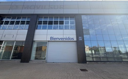 Nave comercial en alquiler con gran visibilidad desde la A-92 – Ref. 26031